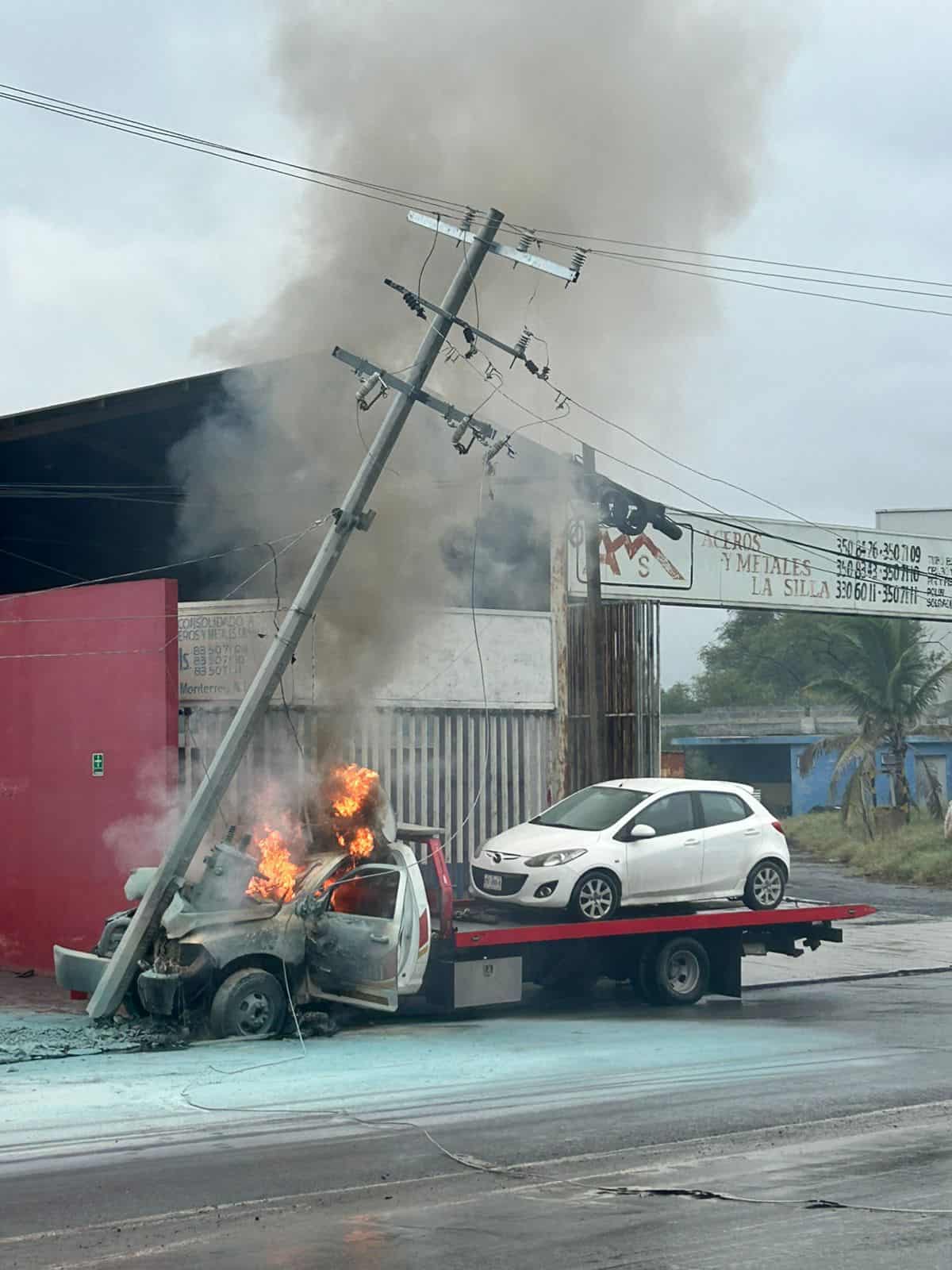 Tras estrellarse contra un poste de concreto, una gr&uacute;a de plataforma que llevaba un auto se incendi&oacute;, ayer en la Avenida Nogalar cerca de su cruce con Diego D&iacute;az de Berlanga, municipio de San Nicol&aacute;s.