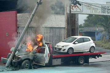 Arde gr&uacute;a tras choque