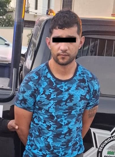 Un hombre fue detenido por oficiales de la Polic&iacute;a de Monterrey por la posesi&oacute;n de cinco envoltorios de hierba verde con las caracter&iacute;sticas de la mariguana y diversos art&iacute;culos, entre ellos 79 cajetillas de cigarros, que presuntamente rob&oacute; minutos antes de una tienda de conveniencia, al norponiente de la ciudad.