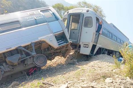 Recuperan &uacute;ltimo cuerpo de las 13 v&iacute;ctimas del tren
