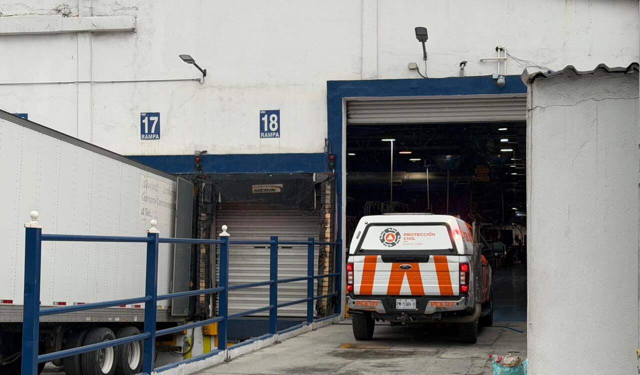 Dos trabajadores murieron aplastados cuando realizaban trabajos en una m&aacute;quina de la empresa Carrier, ayer en el municipio de Santa Catarina.