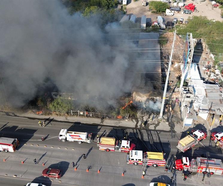 Arde bodega al poniente de Monterrey