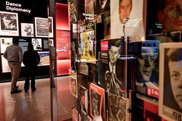 Cancelan artistas funciones tras rebautizo del Kennedy Center