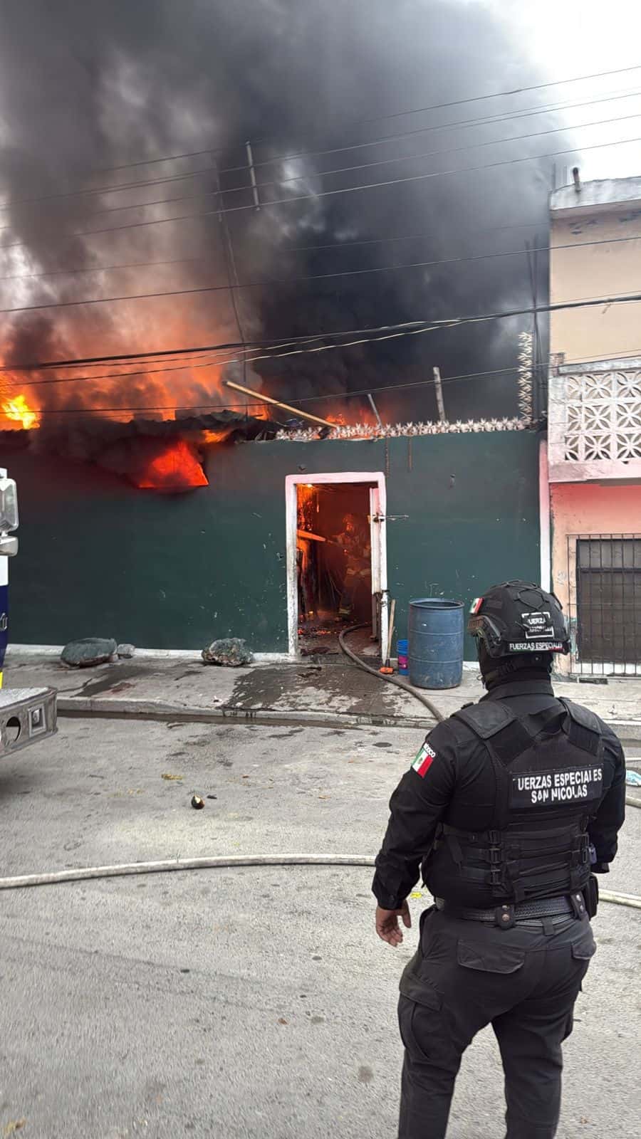 Tras incendiar un domicilio, un hombre fue arrestado por elementos de la polic&iacute;a de San Nicol&aacute;s, quienes rescataron a una persona de la tercera edad que estaba al interior de la vivienda.