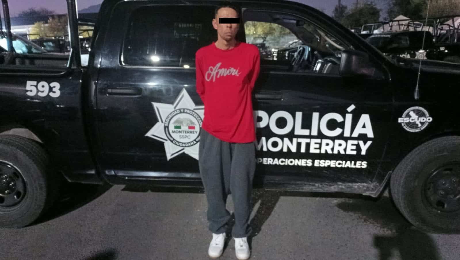 En posesi&oacute;n de 20 envoltorios de aluminio con una sustancia con las caracter&iacute;sticas de la droga conocida como coca&iacute;na en piedra, un hombre que viajaba en una motocicleta fue detenido por oficiales de la Polic&iacute;a de Monterrey, en la Colonia Bellavista.
