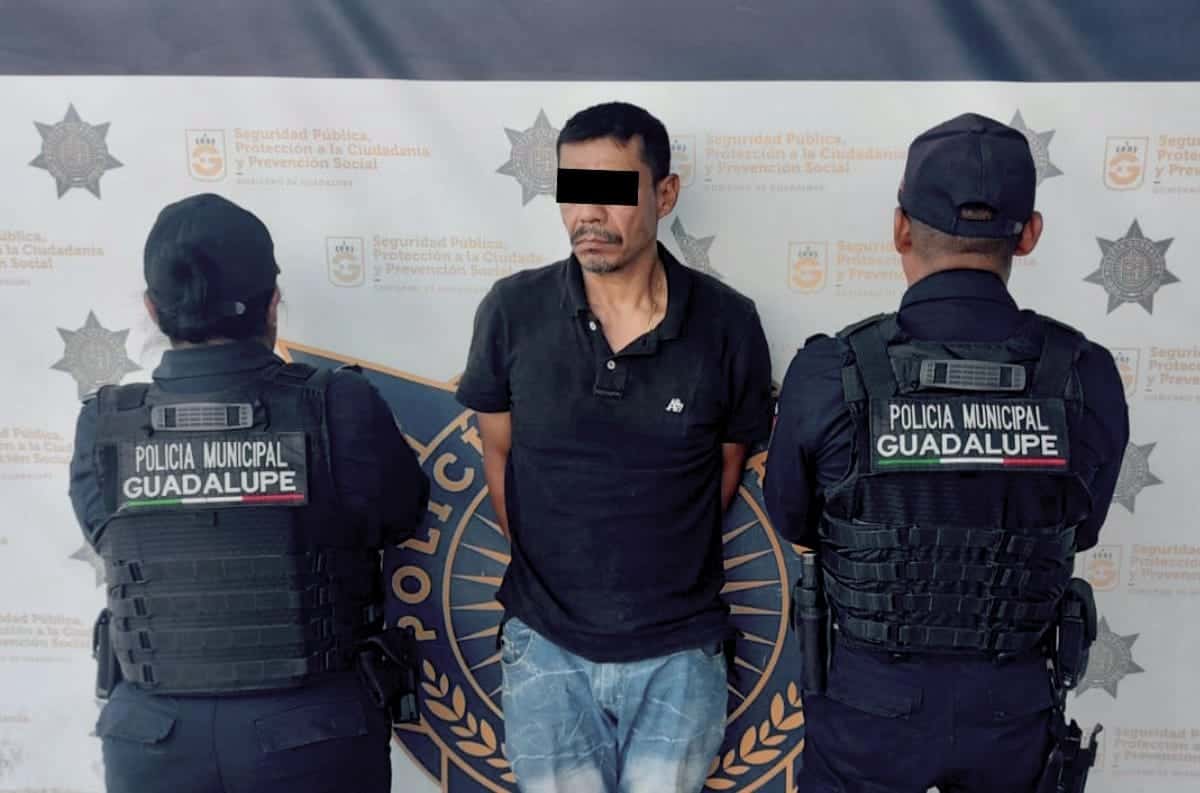 El reporte al C-4 sobre una persona que presuntamente distribu&iacute;a narc&oacute;ticos en calles de la Colonia Dos R&iacute;os, provoc&oacute; un despliegue de polic&iacute;as de Guadalupe que termin&oacute; en la detenci&oacute;n de un hombre con la posesi&oacute;n de droga y un arma r&eacute;plica.