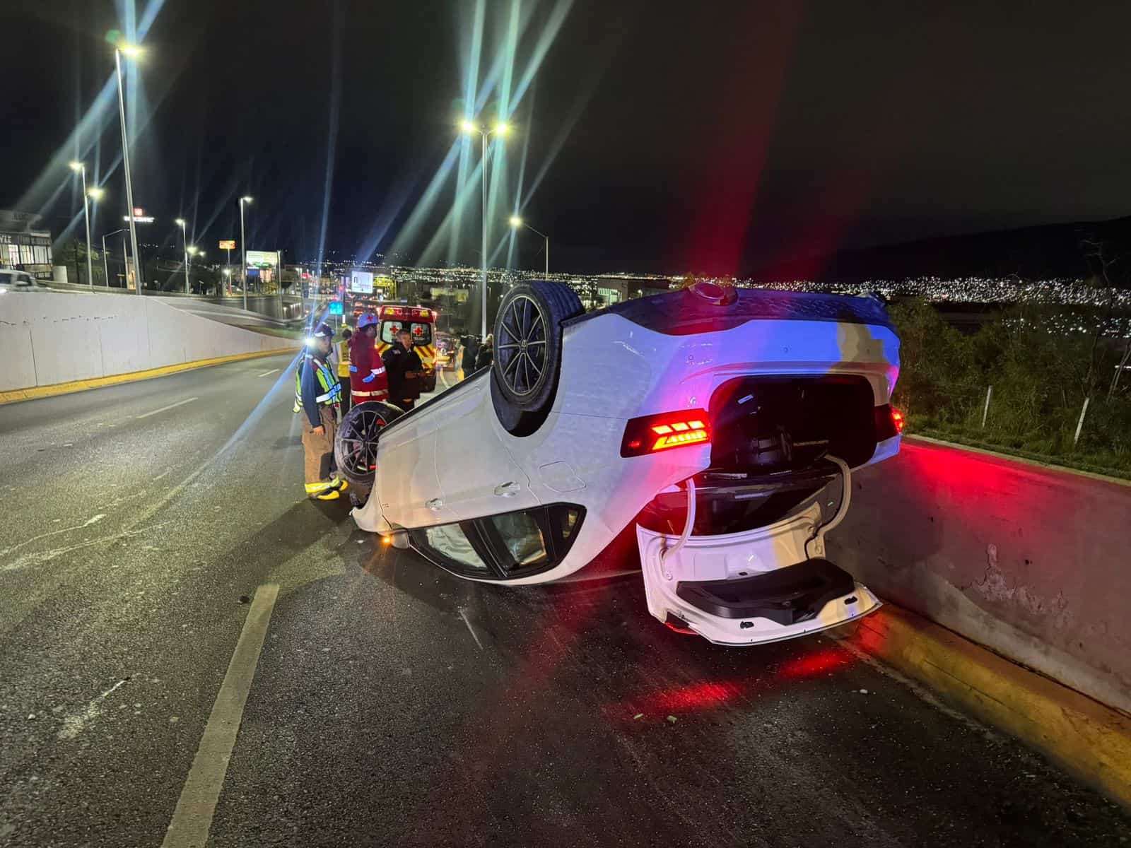 Un menor que conduc&iacute;a un veh&iacute;culo, termin&oacute; volcado luego de estrellarse contra una luminaria y muro de contenci&oacute;n, la madrugada de ayer en Paseo de los Leones, en la Colonia Bosques de las Cumbres, al poniente de Monterrey.