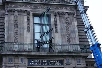 El Museo del Louvre instala reja de seguridad