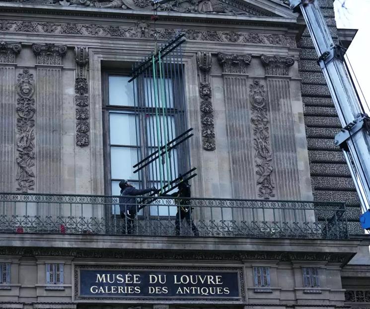 El Museo del Louvre instala reja de seguridad El Museo del Louvre instala reja de seguridad