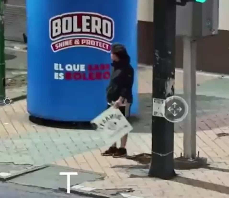 Luego de realizar grafiti sobre la banqueta, dos j&oacute;venes fueron detenidos por oficiales de la Polic&iacute;a de Monterrey, la noche del lunes en el centro de la ciudad, tras ser catados por c&aacute;maras de seguridad.