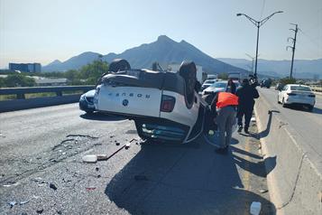 Deja volcadura dos lesionados