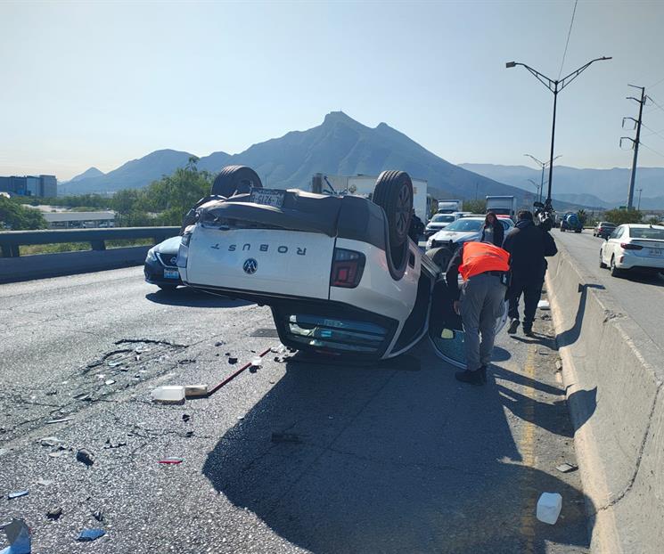 Deja volcadura dos lesionados