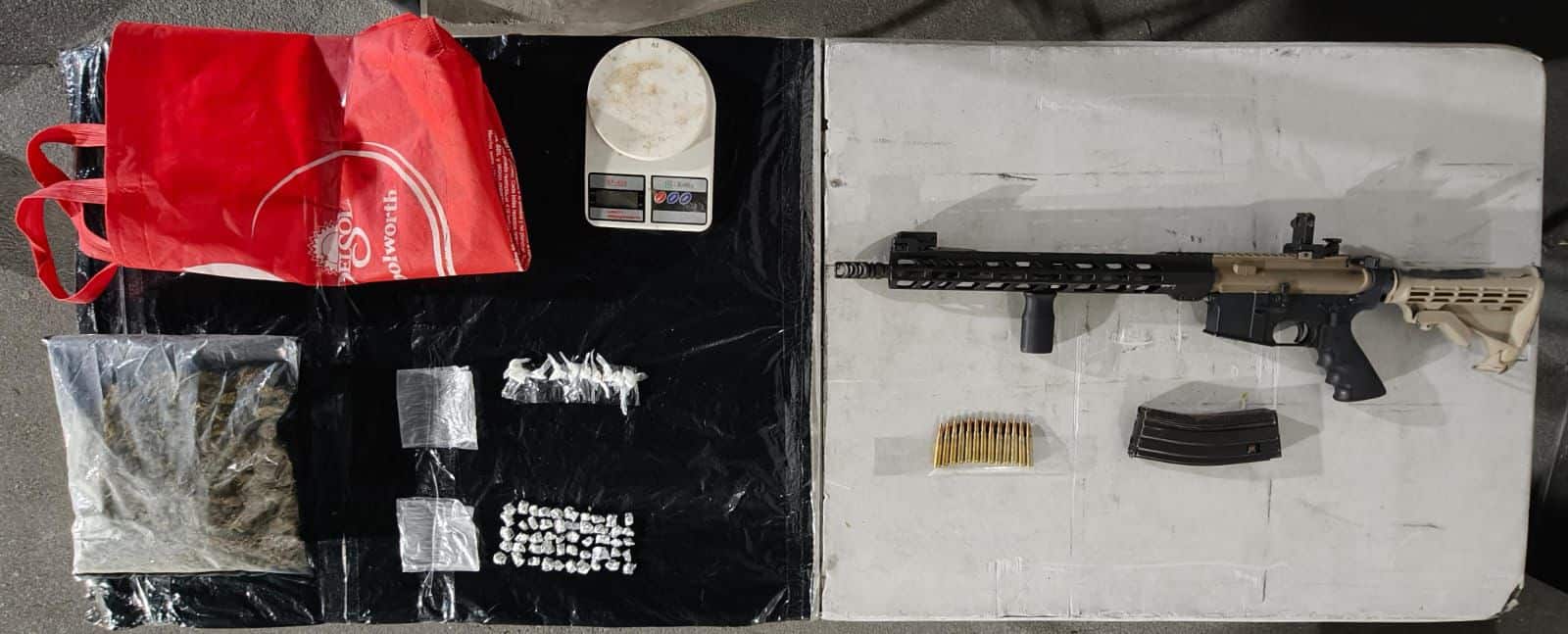 Un presunto delincuente fue detenido por elementos de Fuerza Civil a quien le aseguraron un arma larga y droga, al sur de Monterrey.