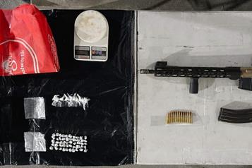 Aprehenden a sujeto con arma larga y droga