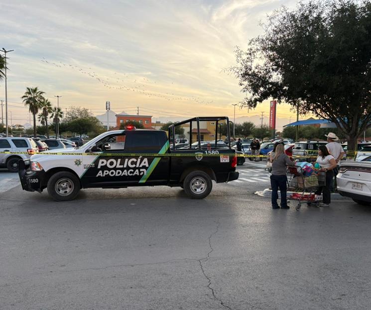 Atacan a pareja en estacionamiento de supermercado en Apodaca