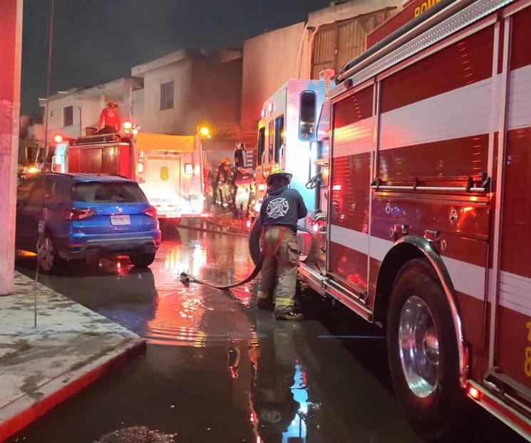 Sospechan que pirotecnia incendia auto