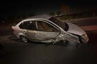 Impacta auto contra camellón central Impacta auto contra camellón central