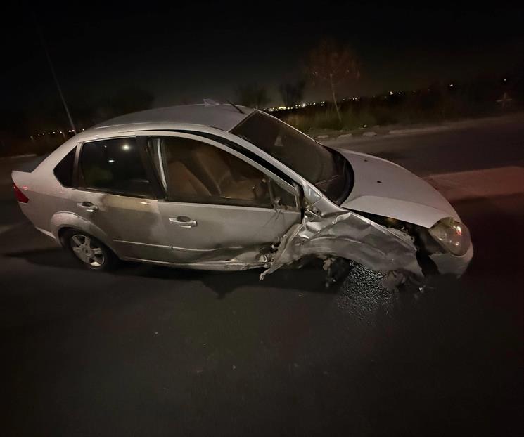 Impacta auto contra camellón central Impacta auto contra camellón central