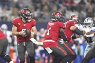 Sue&ntilde;an Bucs y Panthers con playoffs