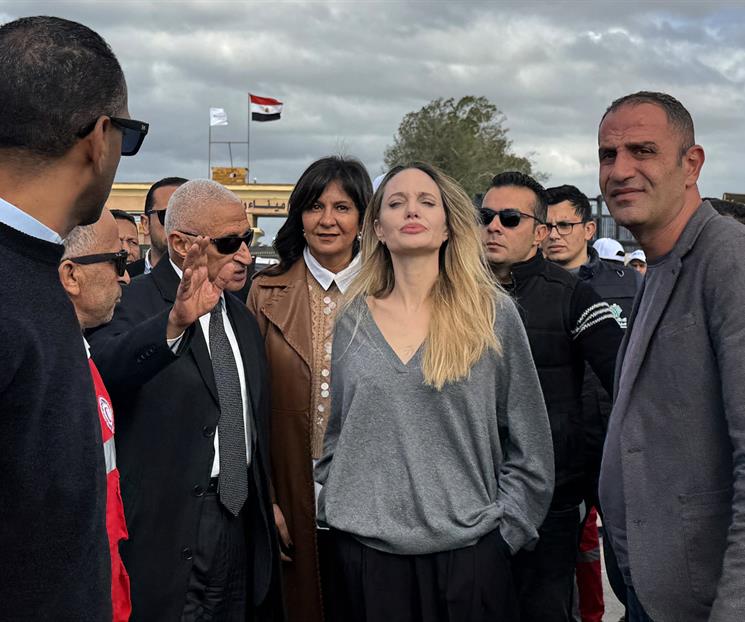 Visita Angelina Jolie el paso de Rafah en apoyo a Gaza