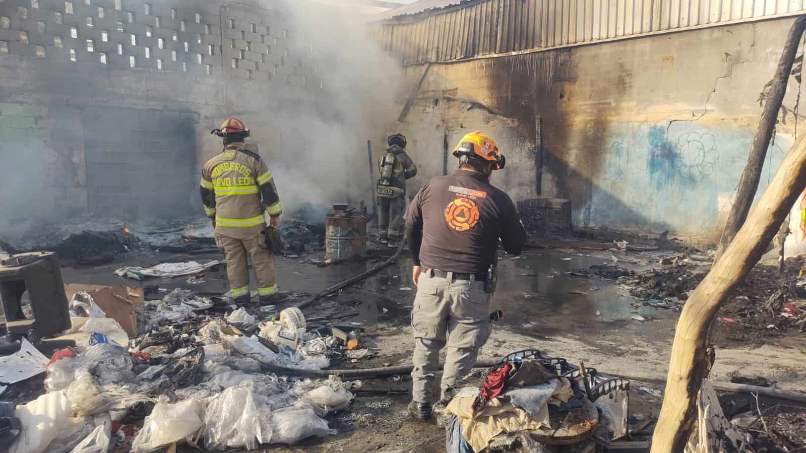 El incendio de un tejaban abandonado moviliz&oacute; a los cuerpos de auxilio quienes sofocar las llamas, donde no hubo personas afectadas, en Monterrey.