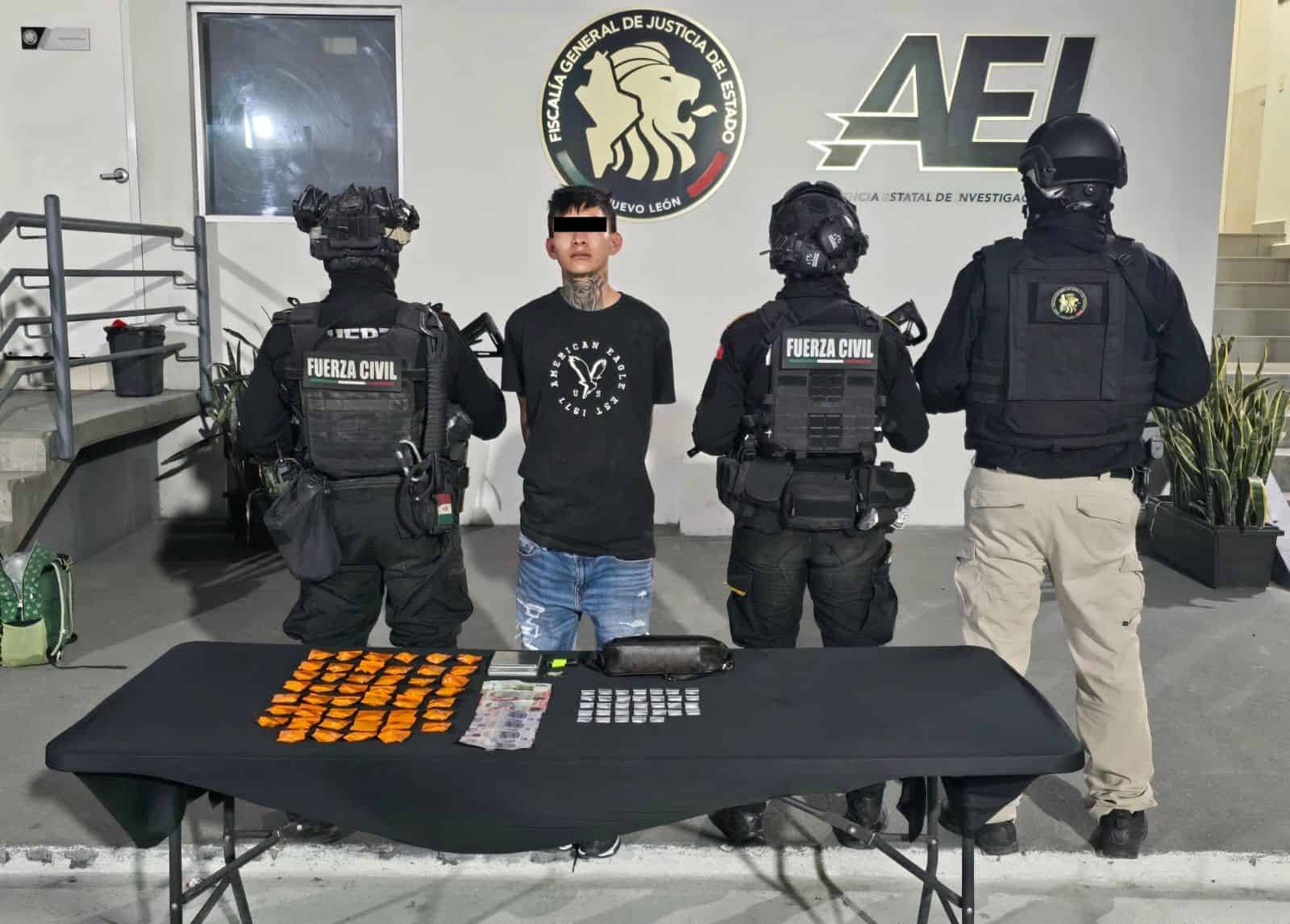 En el momento en que se intoxicaba en la v&iacute;a p&uacute;blica y tras encontrarle 80 dosis de droga, un joven fue detenido por elementos de Fuerza Civil en calles de la Colonia Nueva Esperanza en el municipio de Escobedo.