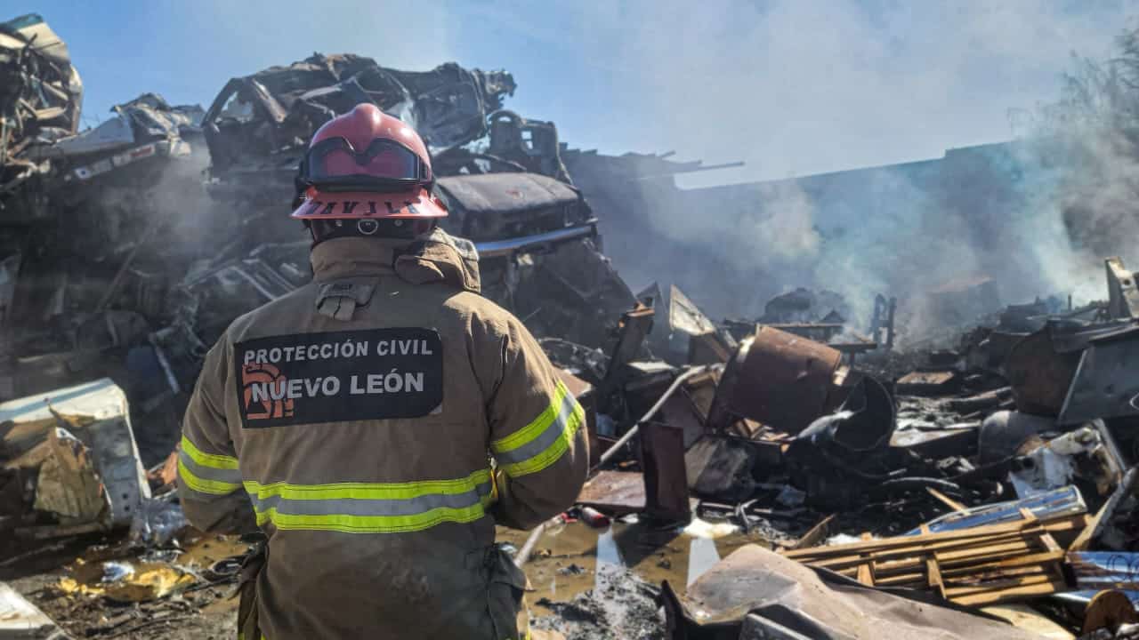 Al cortar un material en una recicladora y salir una chispa, se ocasion&oacute; un incendio en el lugar que moviliz&oacute; a elemento de rescate y Bomberos, ayer en el municipio de Ju&aacute;rez, evacu&aacute;ndose a siete trabajadores y sin que se reportaran lesionados.