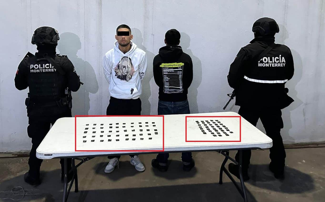 En posesi&oacute;n de 87 bolsas con una sustancia s&oacute;lida con las caracter&iacute;sticas de la droga tipo cristal, un joven y un menor de edad fueron detenidos por oficiales de la Polic&iacute;a de Monterrey, en la colonia Industrial.