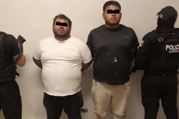 Agreden a polic&iacute;as y los detienen