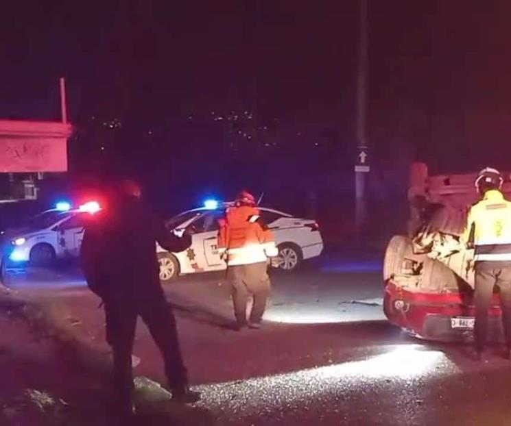 Vuelca luego de estrellamiento Vuelca luego de estrellamiento