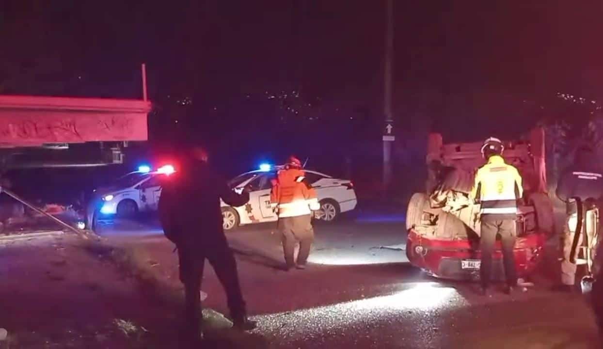 Tras estrellarse contra una luminaria y la barda de una escuela, un veh&iacute;culo termin&oacute; volcado la madrugada de ayer en el municipio de Guadalupe.