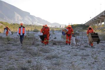 Realizan voluntarios limpieza en el r&iacute;o Santa Catarina