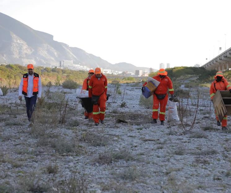 Realizan voluntarios limpieza en el río Santa Catarina Realizan voluntarios limpieza en el río Santa Catarina