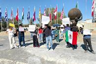 Celebran venezolanos ca&iacute;da de Maduro; mexicanos protestan