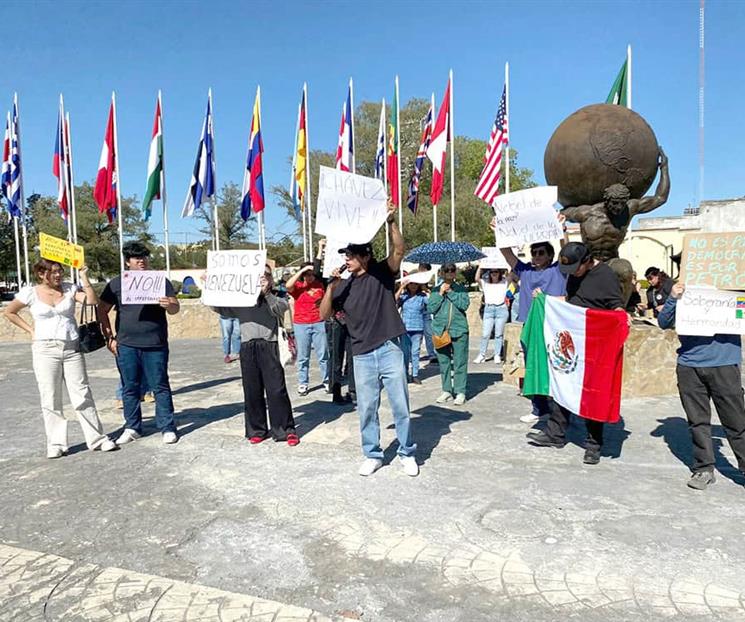 Celebran venezolanos caída de Maduro; mexicanos protestan Celebran venezolanos caída de Maduro; mexicanos protestan