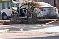 Muere taxista al estrellar su auto contra un poste