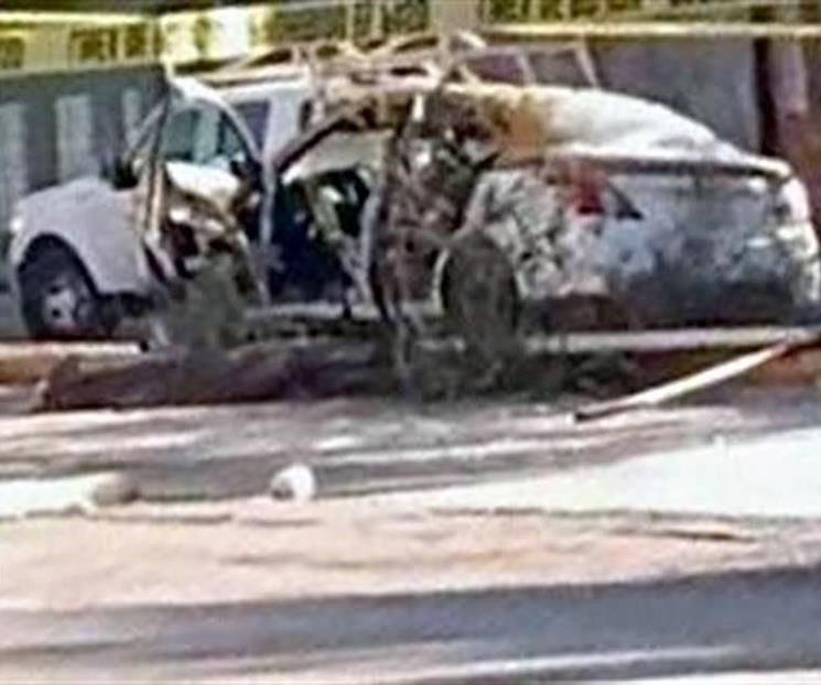 Muere taxista al estrellar su auto contra un poste