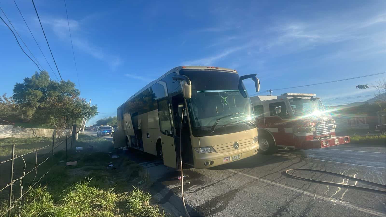 Un autob&uacute;s tur&iacute;stico que ven&iacute;a de Veracruz a Monterrey, sufri&oacute; el incendio en el &aacute;rea del motor, obligando la evacuaci&oacute;n de 70 pasajeros, en Allende.