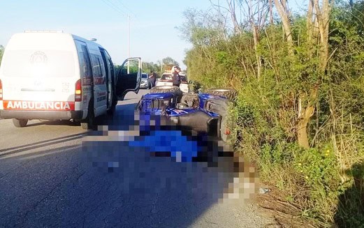 Muere mujer al volcar cuatrimoto