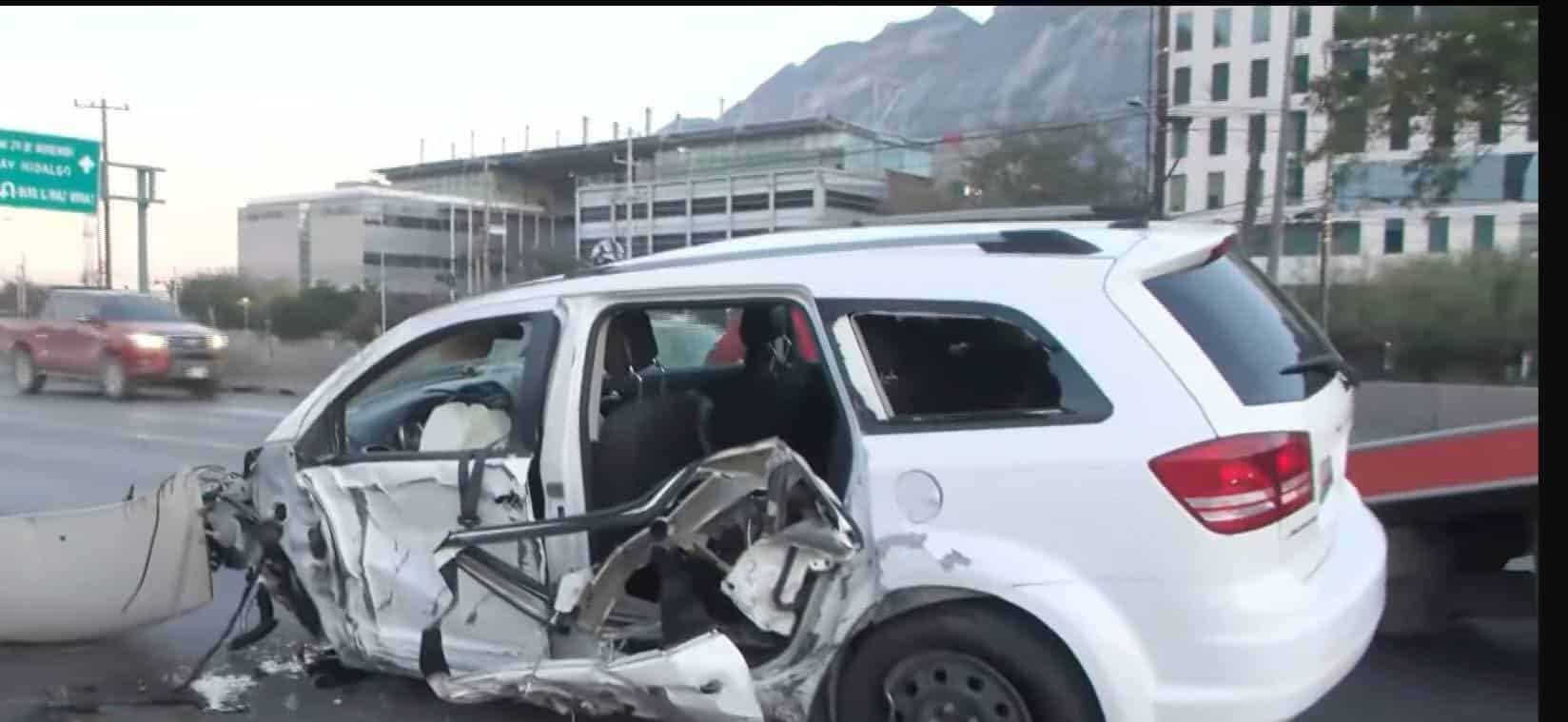 Con golpes leves en diferentes partes del cuerpo result&oacute; el conductor de una camioneta luego de volcar ayer en la Avenida D&iacute;az Ordaz a la altura de la Colonia La Leona, municipio de San Pedro.