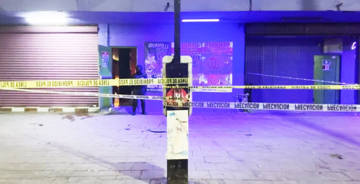 Atacan a balazos antro en el Centro