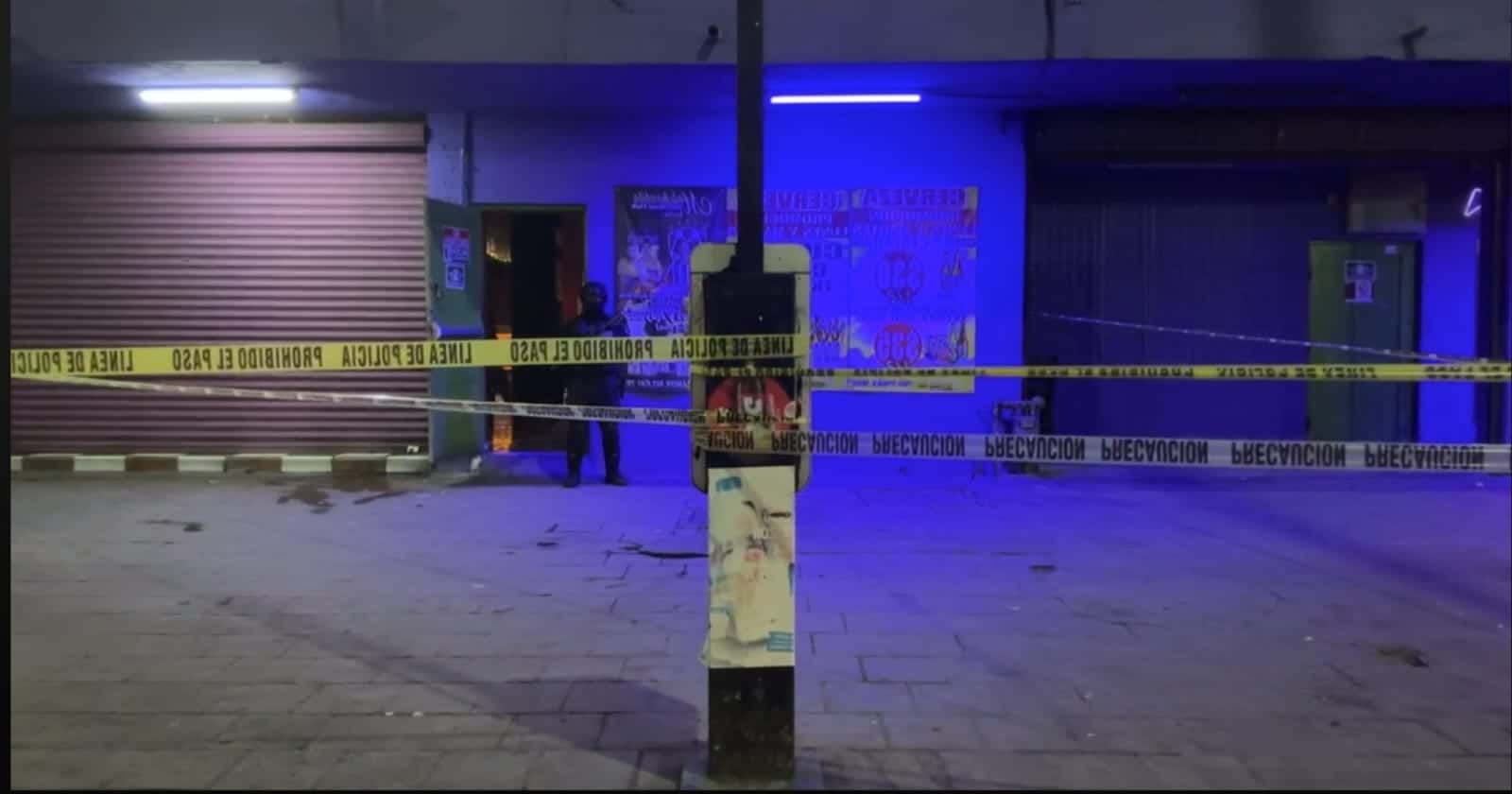 Hombres armados accionaron sus armas contra la fachada de un antro de vicio ubicado en el centro de Monterrey, d&aacute;ndose a la fuga.