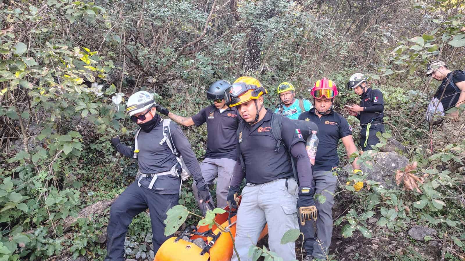 Una joven que realizaba una excursi&oacute;n por el cerro de Las Mitras, result&oacute; lesionada al sufrir una ca&iacute;da de 20 metros, ayer al poniente de Monterrey, donde fue rescatada por elementos de Protecci&oacute;n Civil.
