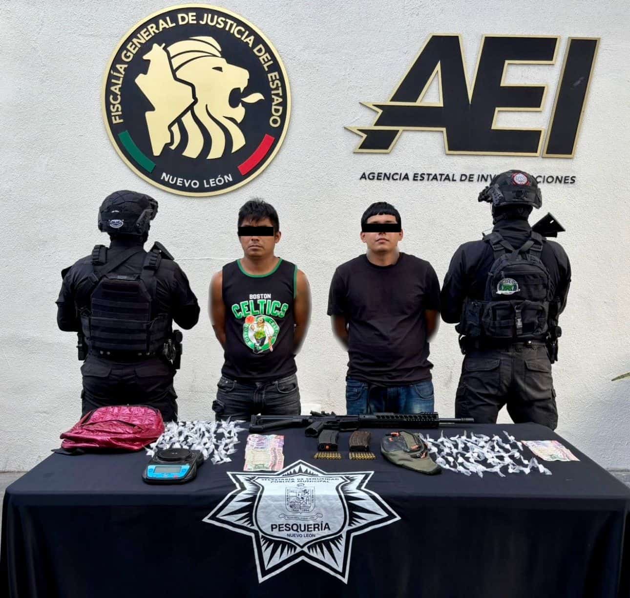 Dos presuntos delincuentes fueron detenidos a quienes les aseguraron un arma de fuego y estupefacientes, en Pesquer&iacute;a.