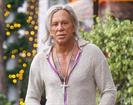 Enfrenta Mickey Rourke desalojo y pide apoyo a fans