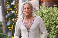 Enfrenta Mickey Rourke desalojo y pide apoyo a fans