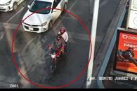 Pasea pareja en una moto robada Pasea pareja en una moto robada