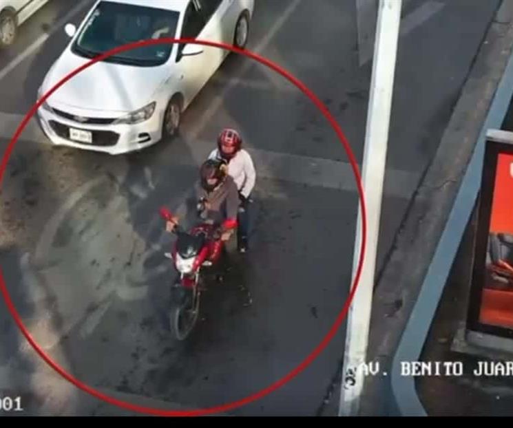 Pasea pareja en una moto robada