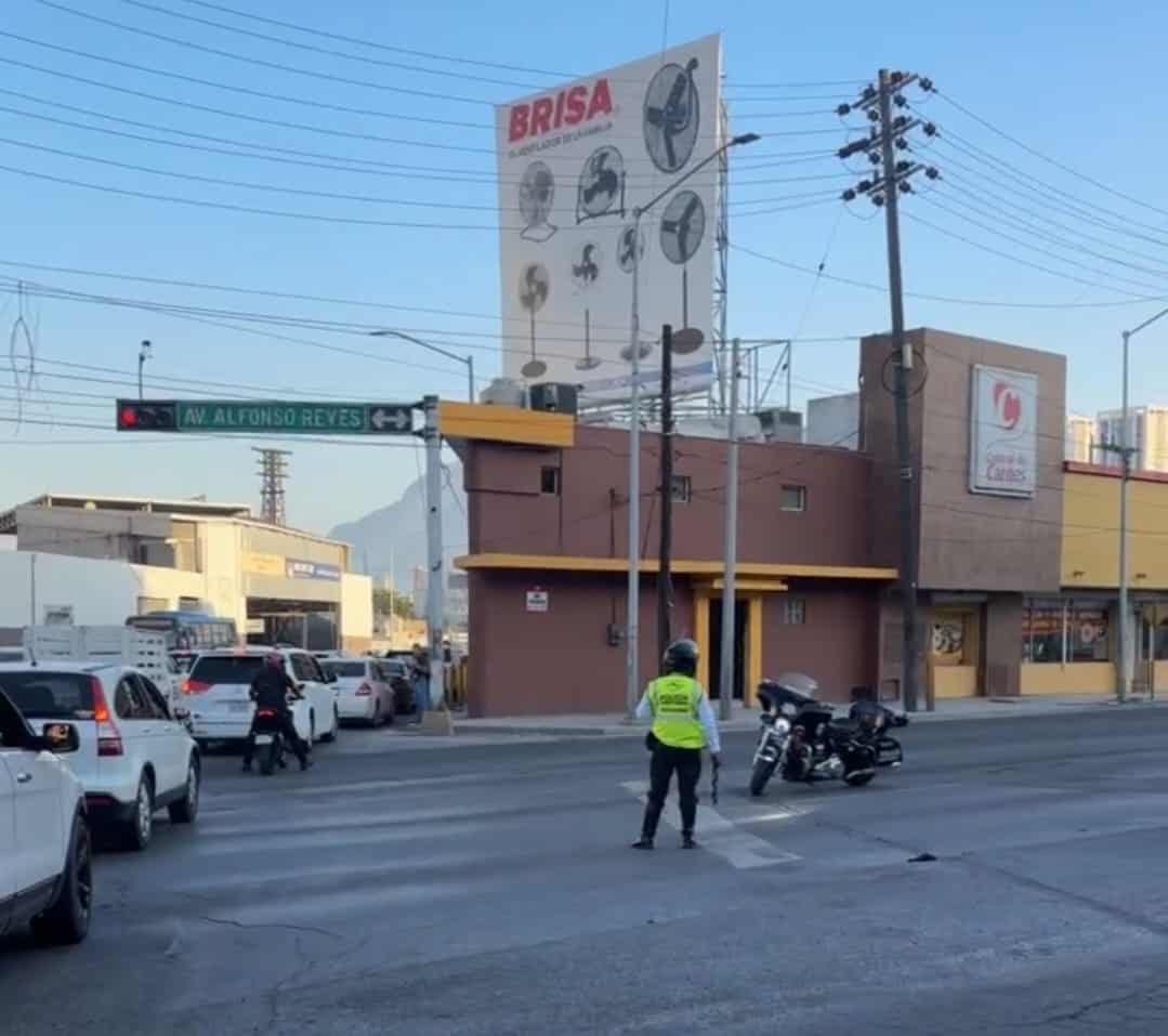Tras la detenci&oacute;n de dos presuntos vendedores de droga a quienes les hallaron un arma de fuego, vecinos del sector conocido como El Pozo, cerraron la vialidad, en Monterrey.