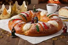 Celebran mexicanos a los Reyes Magos y comparten la rosca